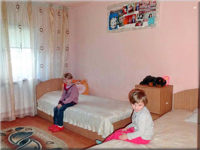 Samedi 12, Visite d'un appartement de la Protection de l'Enfance o vivent 8 filles de 5  16 ans