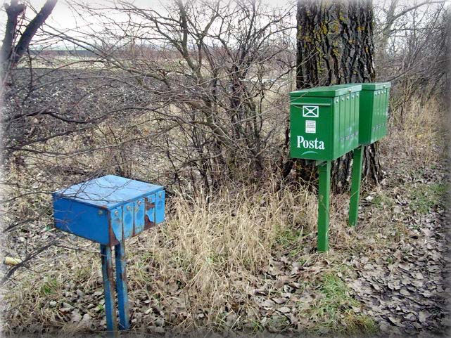  13 janvier, des botes aux lettres originales : les habitations doivent tre loin de la route!