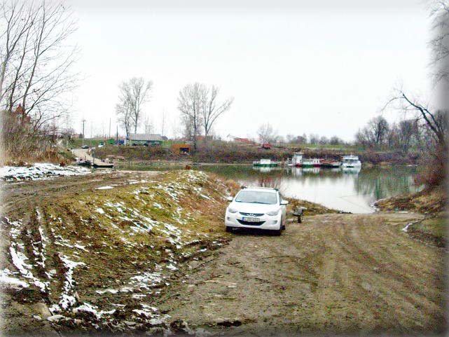  En pleine fort et dsert humain, le GPS nous demande : Au bout de la route, prenez le ferry ...