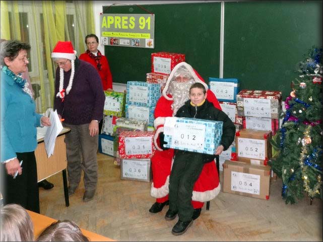  Lundi 7 janvier, distribution aux enfants de l'cole Eliade. 