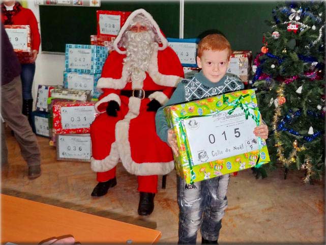  Lundi 7 janvier, distribution aux enfants de l'cole Eliade. 