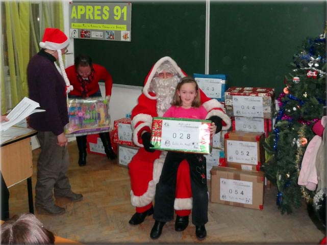  Lundi 7 janvier, distribution aux enfants de l'cole Eliade. 