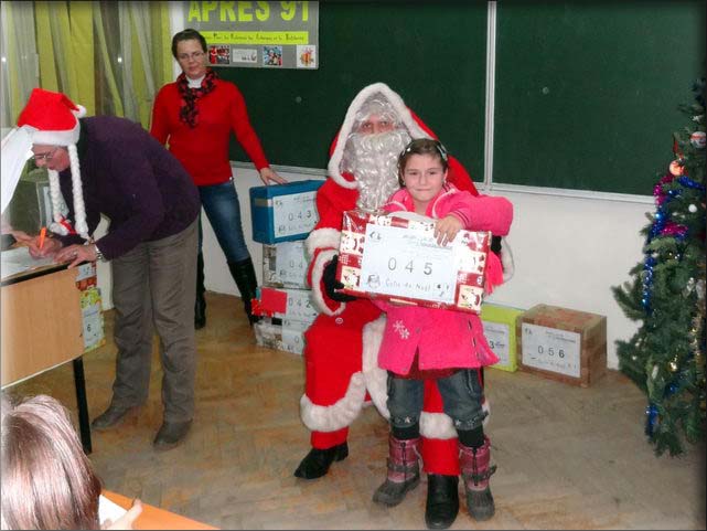  Lundi 7 janvier, distribution aux enfants de l'cole Eliade. 