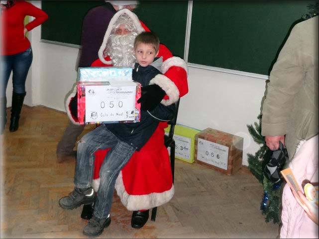  Lundi 7 janvier, distribution aux enfants de l'cole Eliade. 