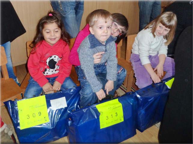  Distribution aux 25 petits de la Gradinata 8 de Baia-Mare. 