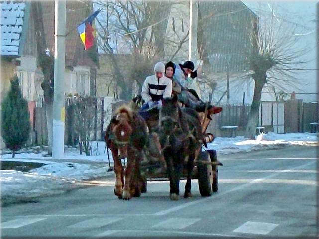  Sur la route enneige de Sighetu-Marmatiei, nouveau lieu de distribution  la frontire ukrainienne