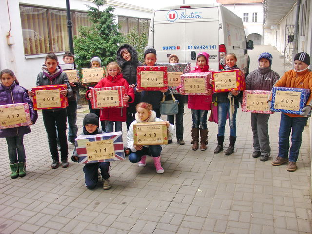  A la bibliothque de l'association Fran-Mediensis, distribution de plus de 30 colis-cadeaux.