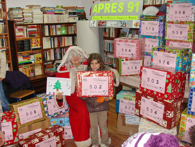  A la bibliothque de l'association Fran-Mediensis, distribution de plus de 30 colis-cadeaux.