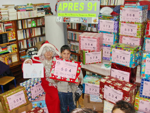  A la bibliothque de l'association Fran-Mediensis, distribution de plus de 30 colis-cadeaux.