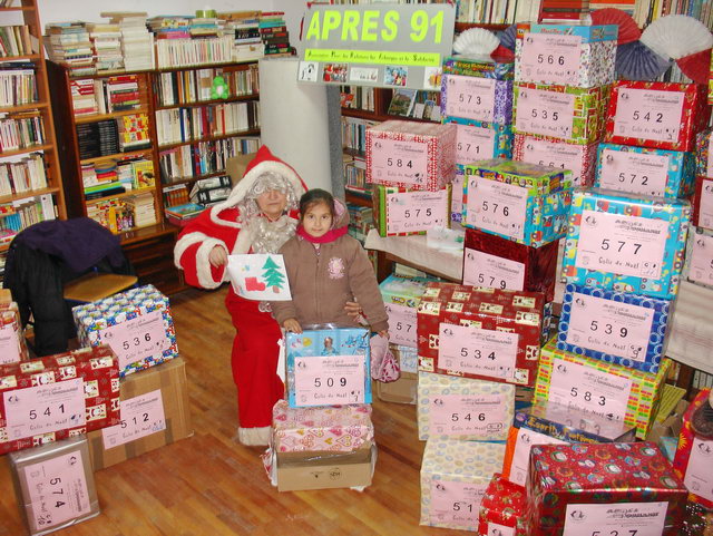  A la bibliothque de l'association Fran-Mediensis, distribution de plus de 30 colis-cadeaux.