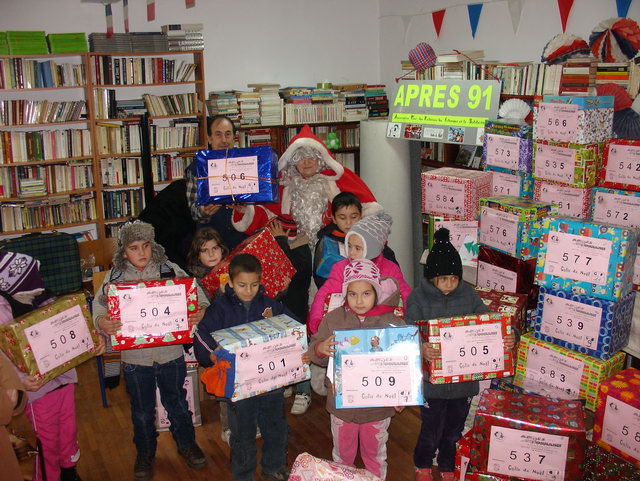  A la bibliothque de l'association Fran-Mediensis, distribution de plus de 30 colis-cadeaux.