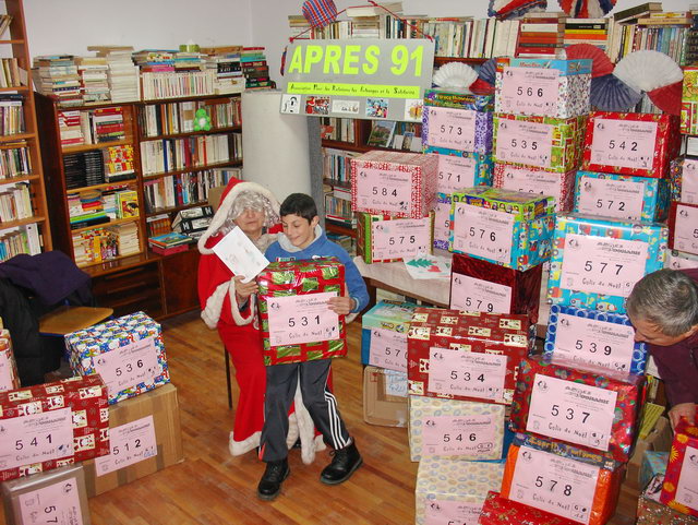  A la bibliothque de l'association Fran-Mediensis, distribution de plus de 30 colis-cadeaux.