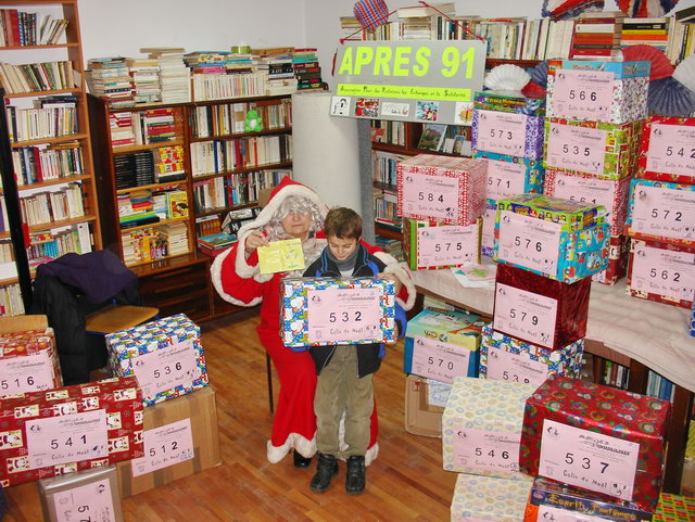  A la bibliothque de l'association Fran-Mediensis, distribution de plus de 30 colis-cadeaux.