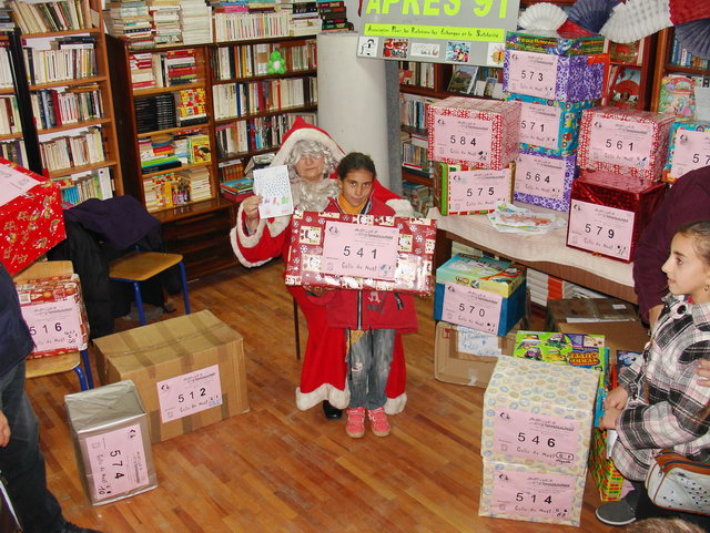  A la bibliothque de l'association Fran-Mediensis, distribution de plus de 30 colis-cadeaux.