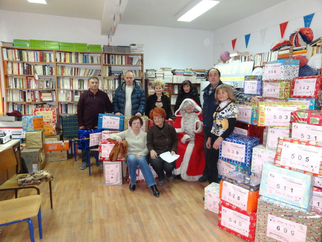  A la bibliothque de l'association Fran-Mediensis, distribution de plus de 30 colis-cadeaux.