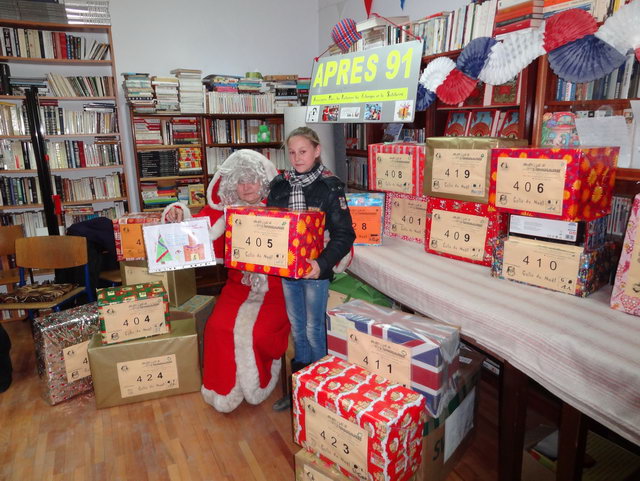  A la bibliothque de l'association Fran-Mediensis, distribution de plus de 30 colis-cadeaux.