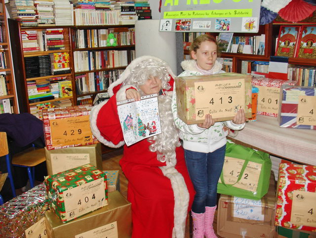  A la bibliothque de l'association Fran-Mediensis, distribution de plus de 30 colis-cadeaux.