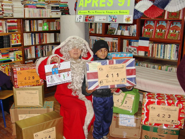  A la bibliothque de l'association Fran-Mediensis, distribution de plus de 30 colis-cadeaux.