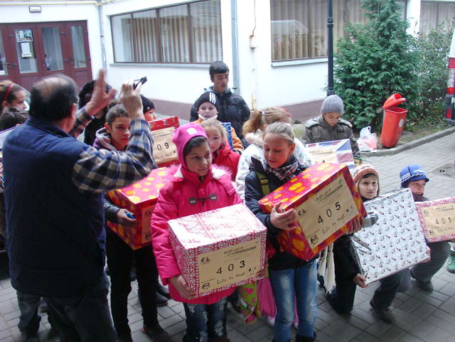  A la bibliothque de l'association Fran-Mediensis, distribution de plus de 30 colis-cadeaux.