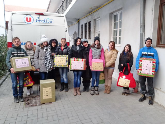  Dans le mme lieu, distribution de 70 colis pour les enfants de Biertan, nouveau lieu.