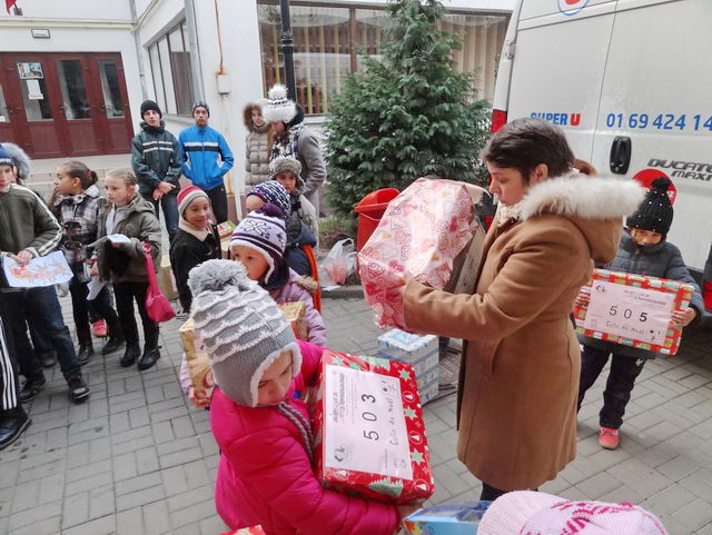  Dans le mme lieu, distribution de 70 colis pour les enfants de Biertan, nouveau lieu.