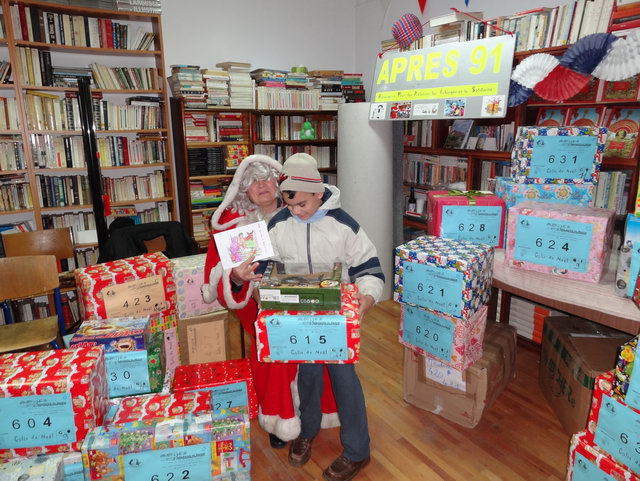  Distribution de 35 colis pour l'cole Spciale de la DGASPC de Medias.