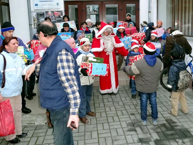  Distribution de 35 colis pour l'cole Spciale de la DGASPC de Medias.