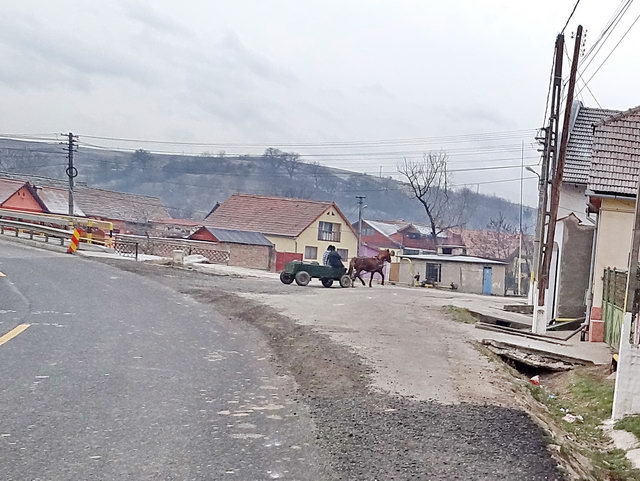  Vendredi 6 : de Medias, en route pour Craiova  travers les Carpates. Des villages typiques et des charettes que nous pouvons pas rsister de prendre en photo pour vous.