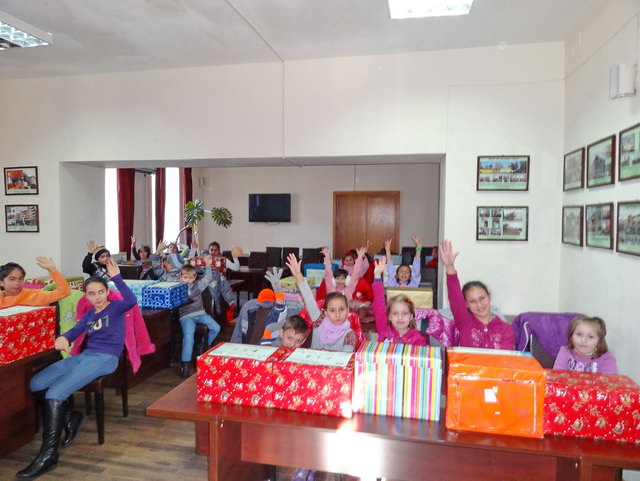  Dernire distribution au sige de la DGASPC de Craiova o nous sommes accueillis chaleureusement. Distribution de 42 colis pour les orphelins. 