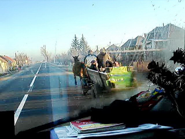  sur la route qui nous conduit en France. Derniers paysages en Roumanie.