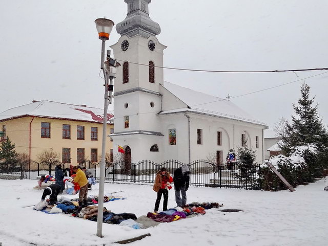  Vente de vtements  mme la neige aprs Craiova. 