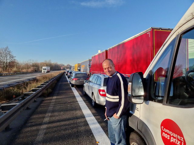  En Allemagne + de 2 heures d'arrt, suite  un accident de poids lourds sur l'autoroute. Patience, patience...