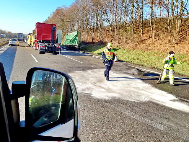  En Allemagne + de 2 heures d'arrt, suite  un accident de poids lourds sur l'autoroute. Patience, patience...