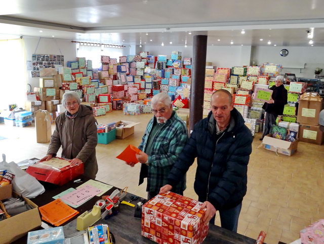  Pendant plus de 15 jours, les lutins s'affairent  la confection ou rception des colis.