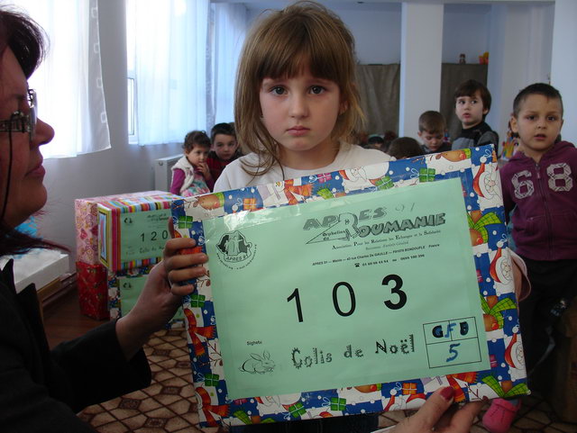   A la maternelle et la DASS de SIGHETU, distribution de 55 colis aux petits de 3  6 ans