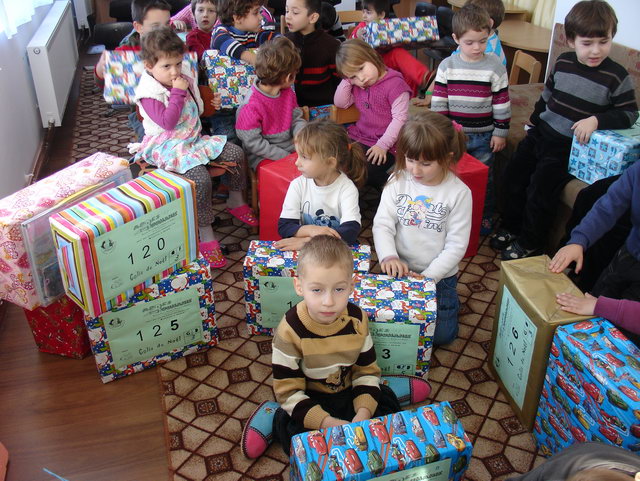   A la maternelle et la DASS de SIGHETU, distribution de 55 colis aux petits de 3  6 ans