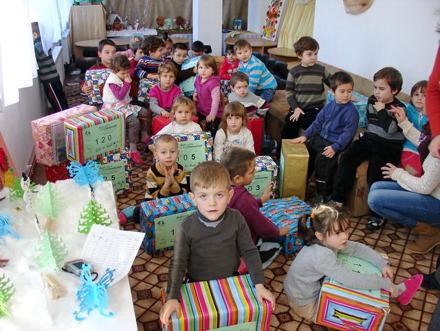   A la maternelle et la DASS de SIGHETU, distribution de 55 colis aux petits de 3  6 ans