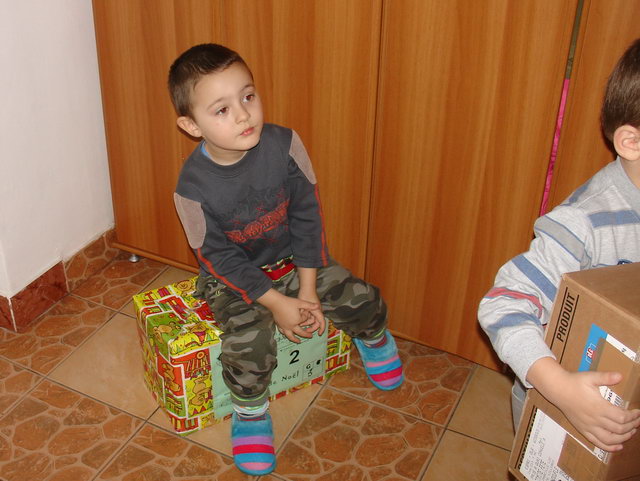  Plusieurs enfants de la maternelle n7 reoivent un colis. 