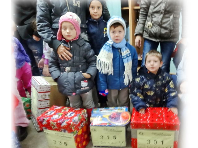  Distribution en fin aprs-midi de 46 colis pour les petits de la Gradinata 8 de Baia-Mare. 