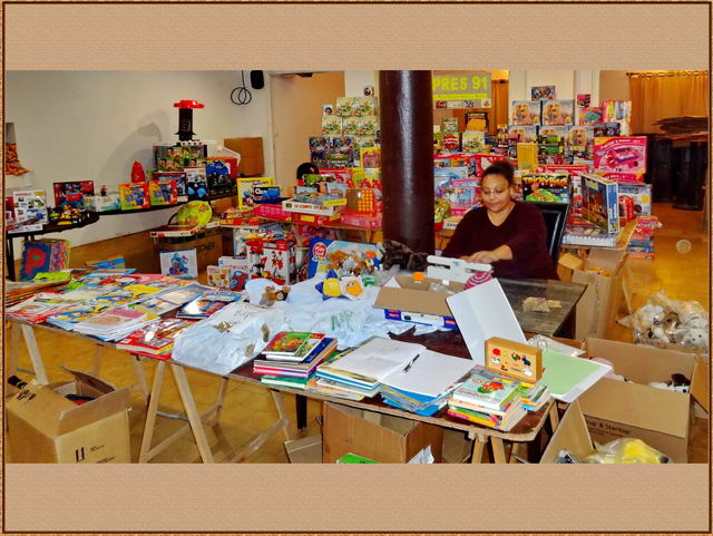 Un pilier de l'association, Marielle,  l'ensachage des peluches
