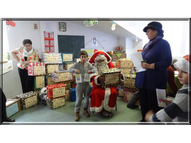 Distribution de 52 colis aux enfants de l'Ecole Spciale de MEDIAS.