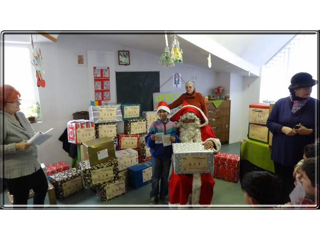 Distribution de 52 colis aux enfants de l'Ecole Spciale de MEDIAS.