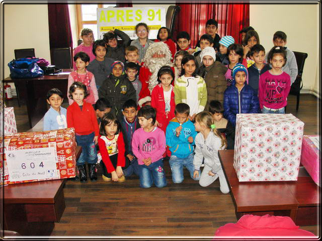 Les enfants posent en groupe avant de repartir avec leurs colis-cadeaux.