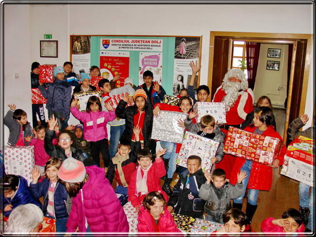 Les enfants posent en groupe avant de repartir avec leurs colis-cadeaux.