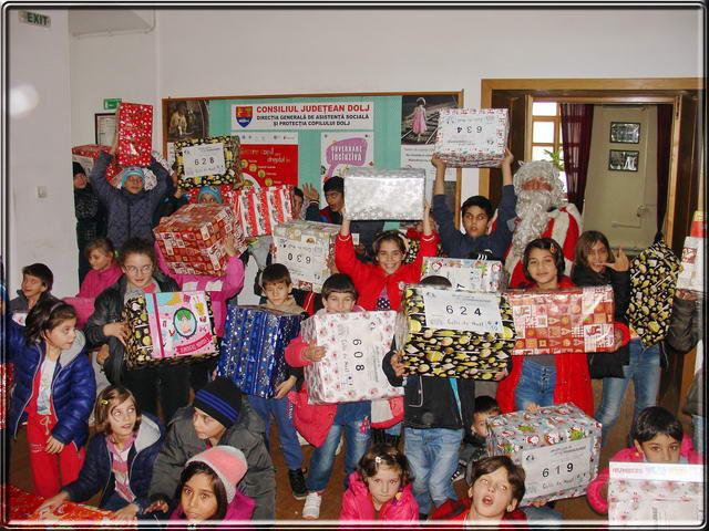 Les enfants posent en groupe avant de repartir avec leurs colis-cadeaux.