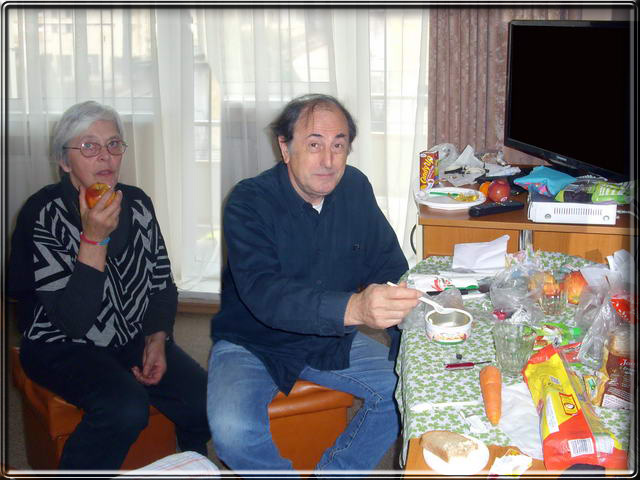 La fatique se fait sentir. Le repas du soir devient pique-nique dans la chambre.