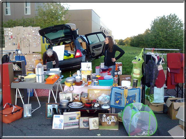 Vente d'objets divers en brocante au profit de l'asso.