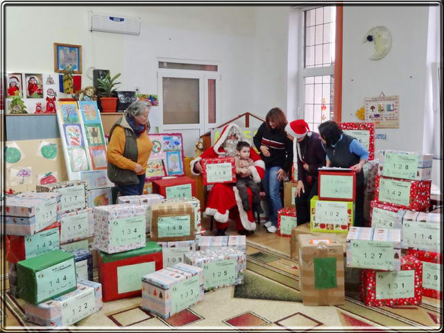 Distribution  la GRADINITSA de BAIA-MARE aux petits de 3  6 ans.