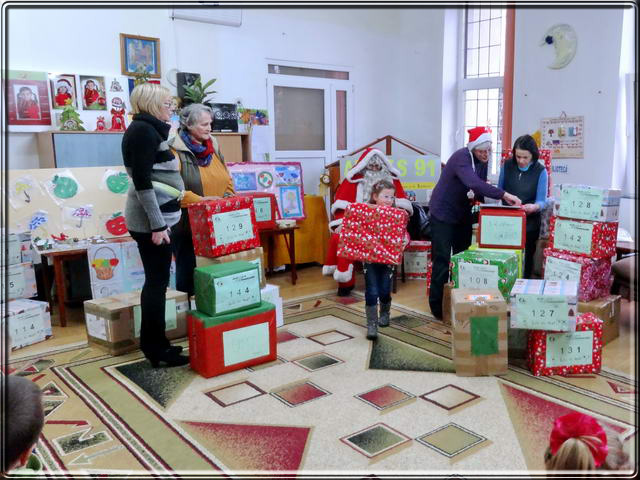 Distribution  la GRADINITSA de BAIA-MARE aux petits de 3  6 ans.