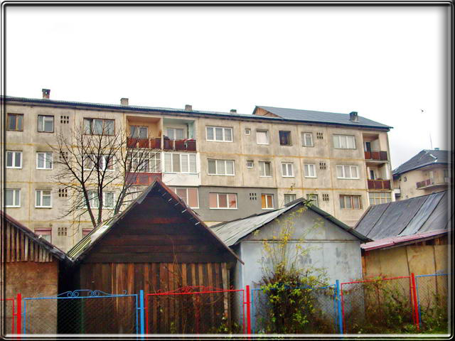 Les immeubles et les cabanons individuels dans le quartier de l'cole.